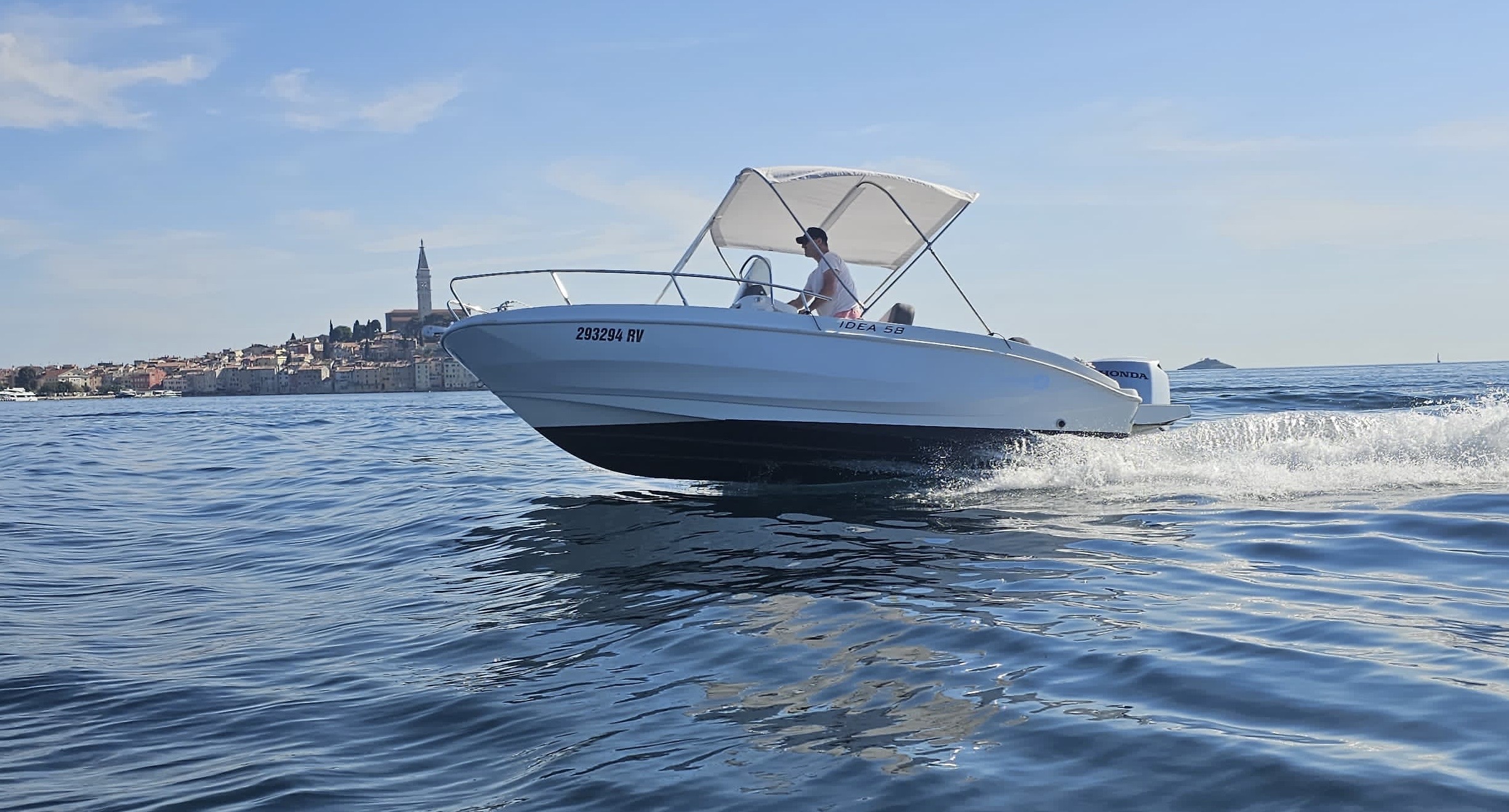 A side view of the Idea 51 with 115 hp and a pilot